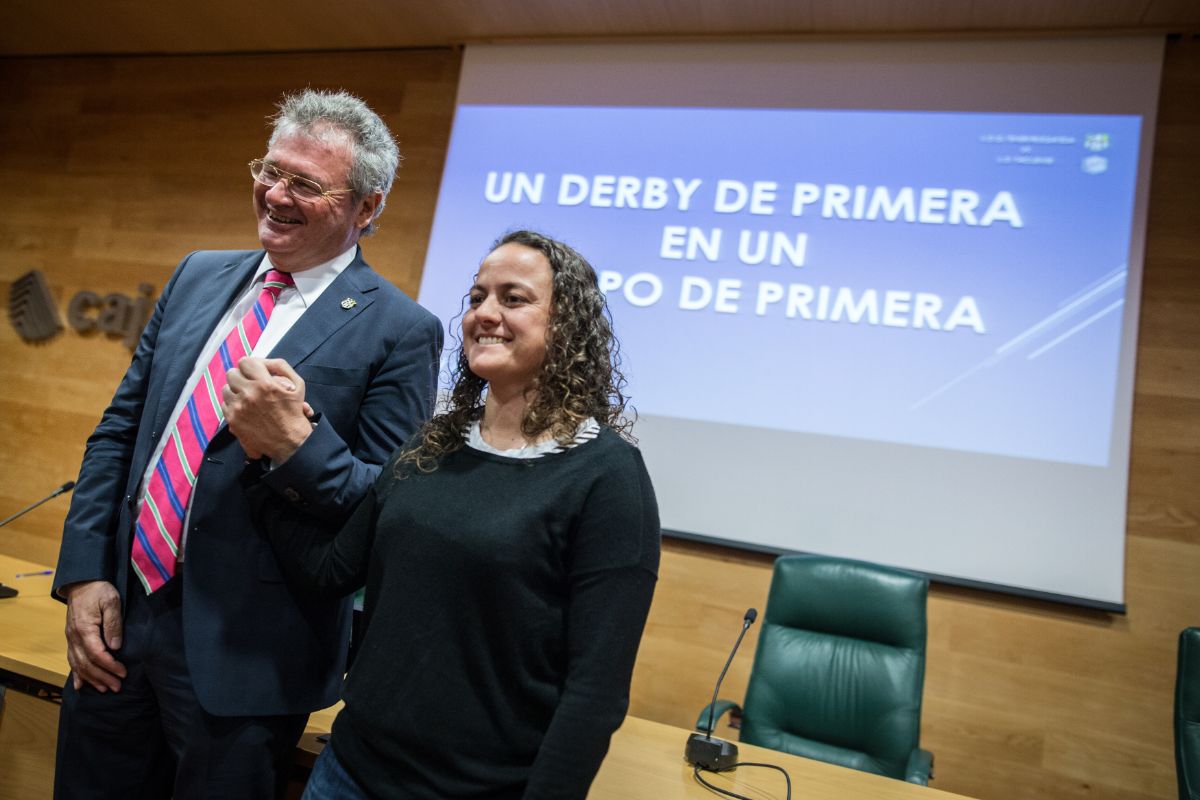 Los presidentes de la UD Granadilla Tenerife Egatesa y de la UD Tacuense, Sergio Batista y Raquel Delgado, fueron de la mano para que el equipo lagunero dispute el play-off de ascenso. /DA