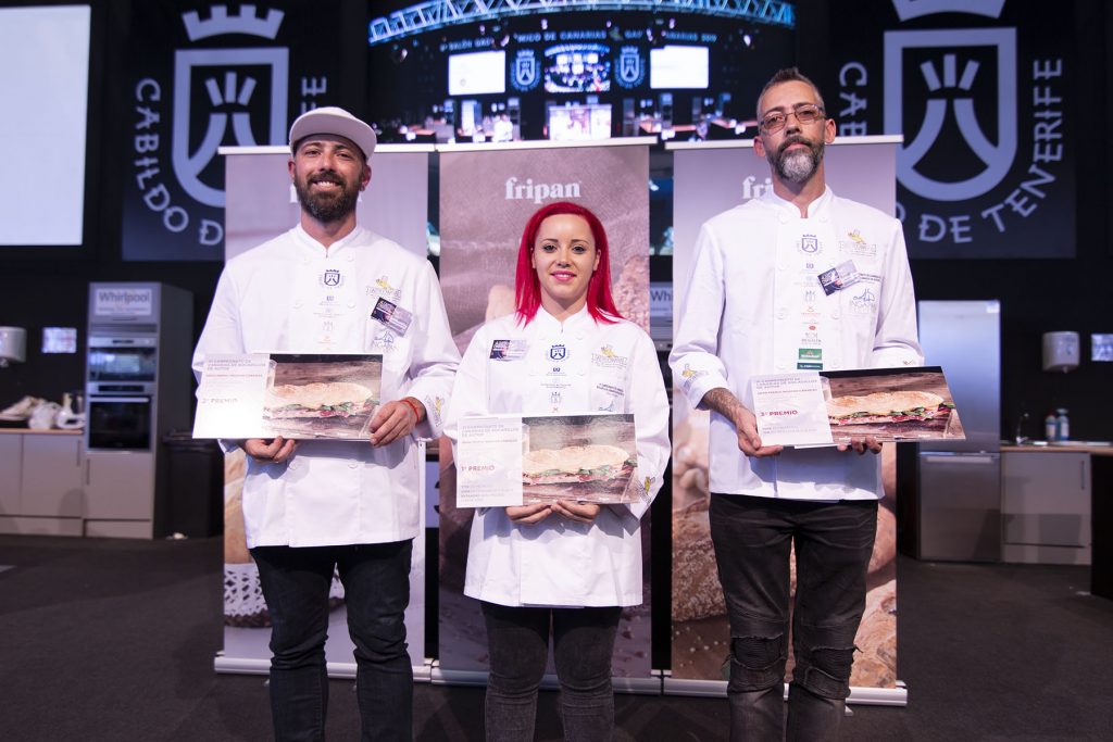 Ana Beatriz de Almeida Nogueira (Hotel Bahía del Duque, Tenerife), con su propuesta Pescado en el monte, se proclamó ayer ganadora de la sexta edición del Campeonato Absoluto de Bocadillos Canarios de Autor-Gran Premio Ingapan Canarias. DA