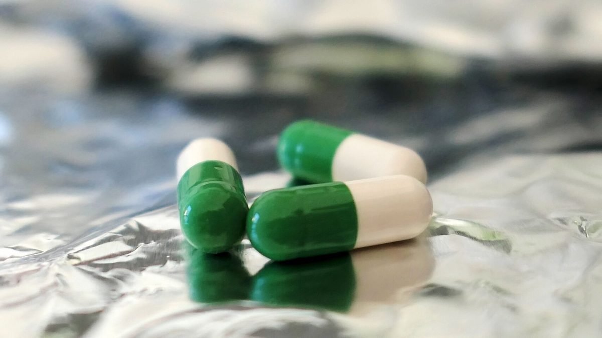 Tres antibióticos fuera de su blíster. Pixabay