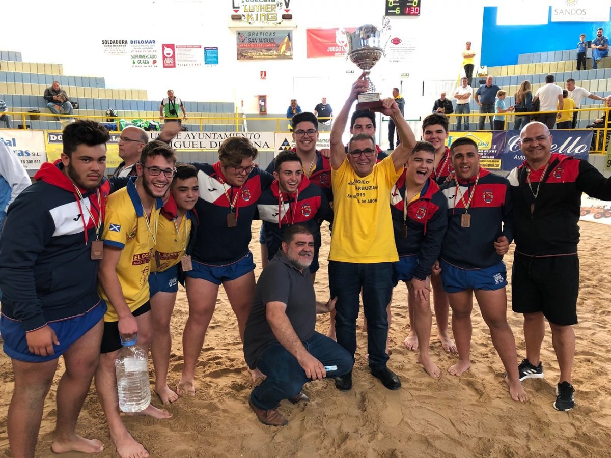 Luchadores, mandadores y directivos del Chimbesque celebran el título regional cadete. | DA