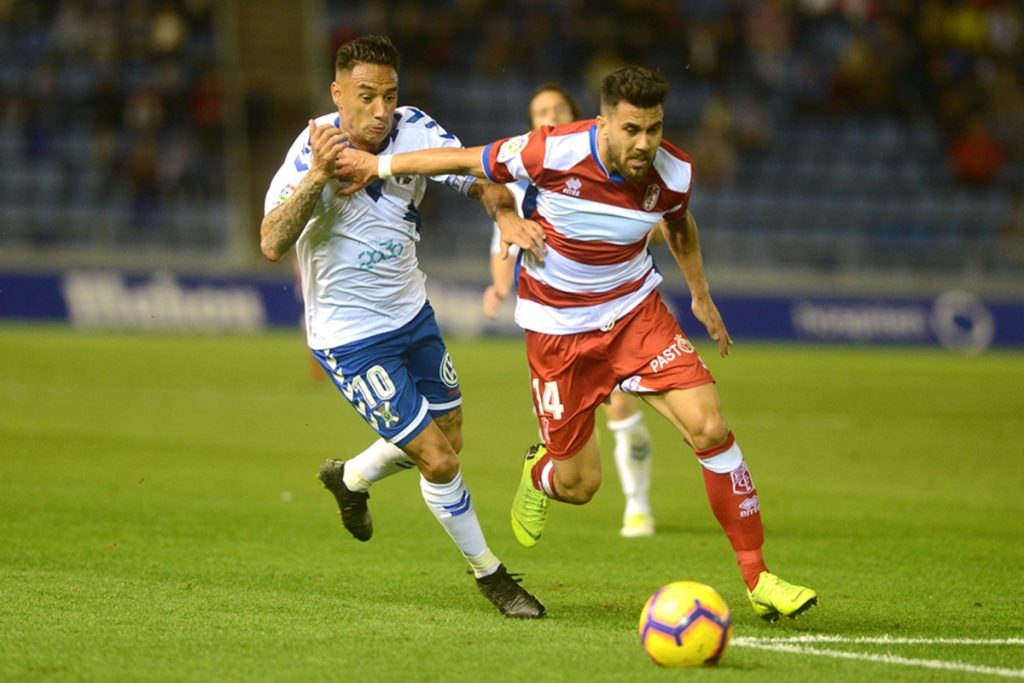 Suso lucha por un balón con un jugador del Granada en el compromiso de la primera vuelta| SERGIO MÉNDEZ