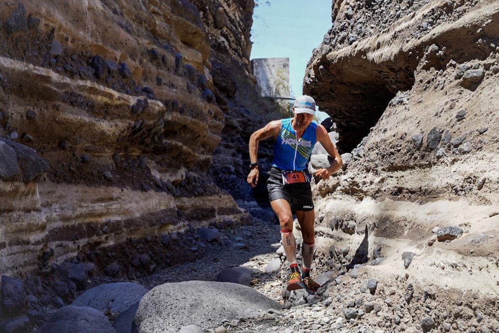Thibaut Garrivier, ganador de la distancia ultra, a su paso por el barranco de Las Angustias. / Álex Díaz