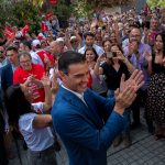 El presidente Sánchez atendió a todo aquel que quiso saludarle durante su visita al popular barrio santacrucero. Fran Pallero