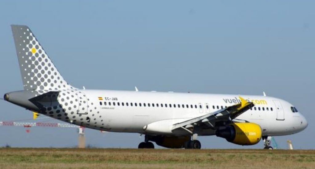 Avión de Vueling que tuvo que aterrizar de emergencia. Twitter de @lancelot_xbal