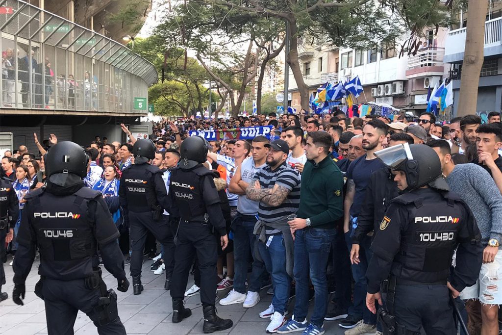 Aficionados del CD Tenerife, en el Heliodoro. / DA
