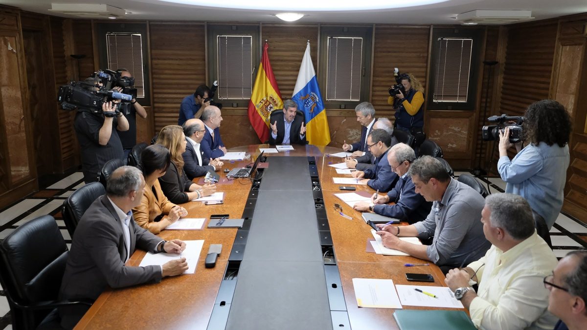 El presidente del Gobierno de Canarias, Fernando Clavijo, ayer con su Consejo Asesor. DA