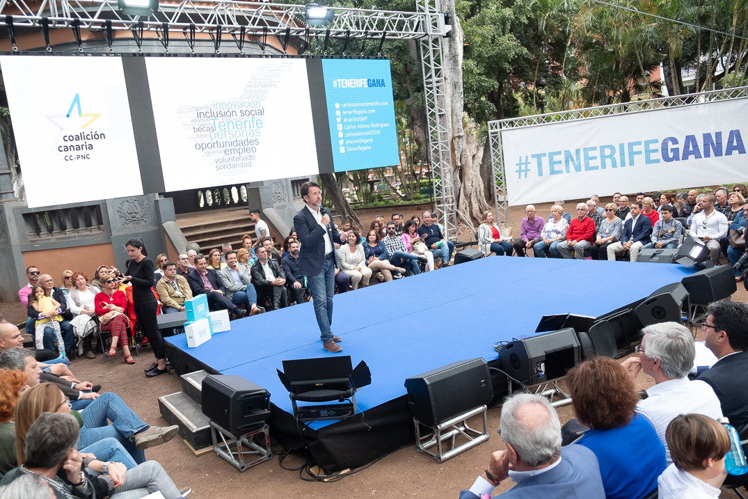El candidato de CC-PNC al Cabildo de Tenerife, Carlos Alonso, ayer en la plaza del Príncipe. Fran Pallero