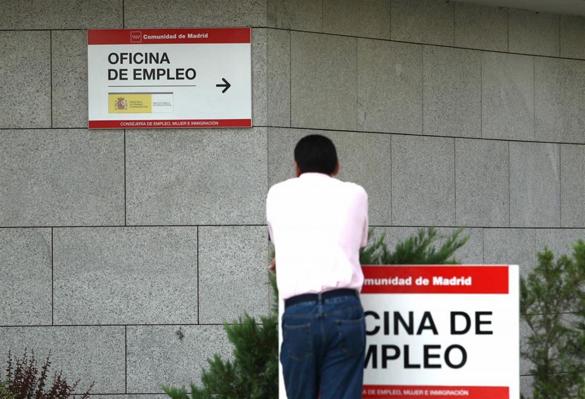 El paro en Canarias se sitúa en el mes de abril en 207.618 personas. EP