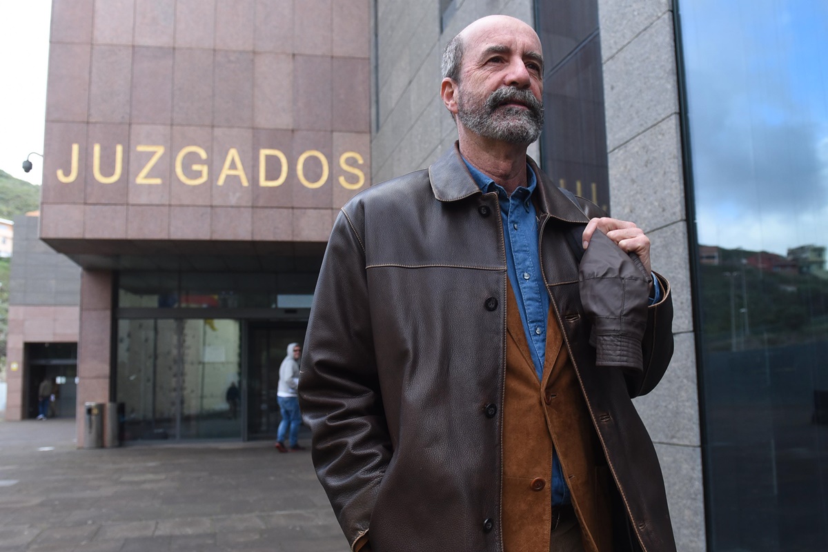 El candidato a la Alcaldía de La Laguna Santiago Pérez, tras presentar la denuncia del caso Reparos, en enero de 2018. Fran Pallero
