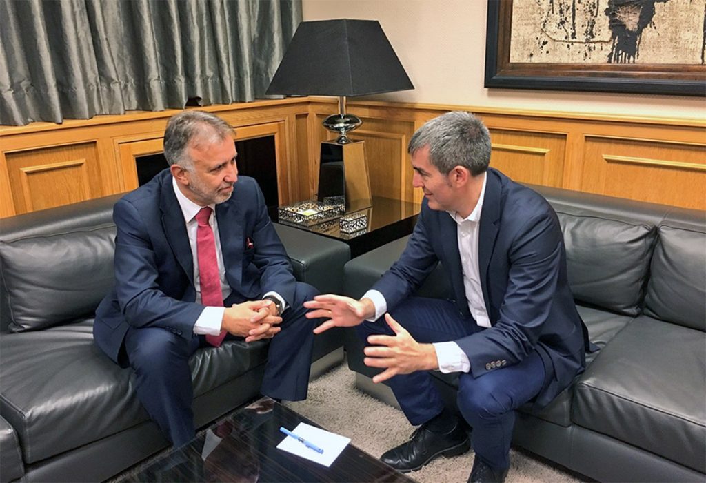De izquierda a derecha, el candidato socialista a la Presidencia, Ángel Víctor y candidato de CC, Fernando Clavijo. DA