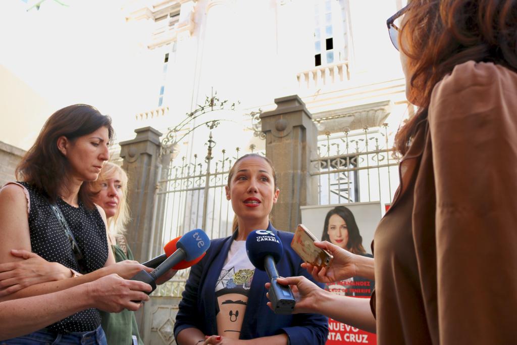 Patricia Hernández, ayer, ante el Templo Masónico de Santa Cruz. DA