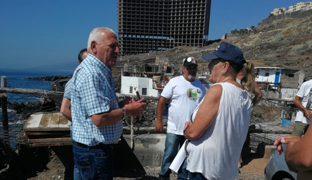 Hilario Rodríguez, ayer, junto a los vecinos de Los Pocitos, en Añaza. DA