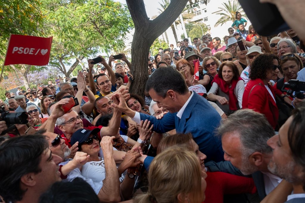 El presidente Sánchez atendió a todo aquel que quiso saludarle durante su visita al popular barrio santacrucero. Fran Pallero