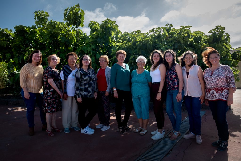 Parte de las mujeres que contaron sus historias en el libro, durante la presentación del pasado viernes. / FRAN PALLERO