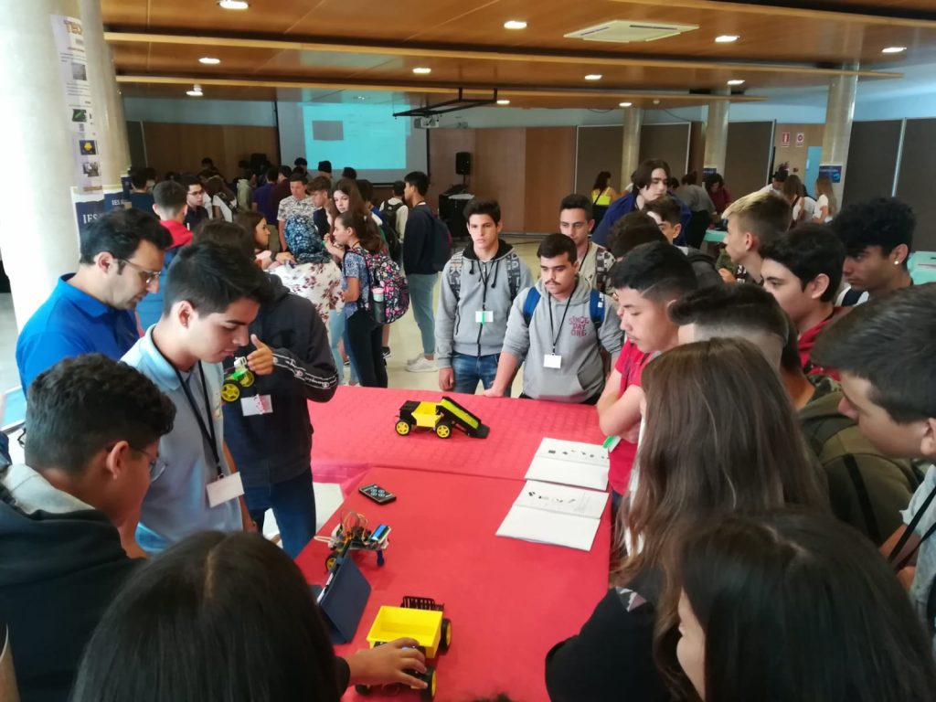 Varios alumnos con algunas de sus propuestas tecnológicas, el pasado viernes, en Guía de Isora. DA