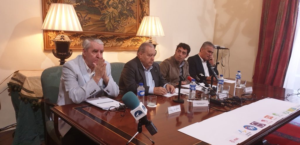 Tomás Barreto y Jorge Zebensui Fernández, presidiendo la mesa, junto a Juan Cristóbal Hernández y a Óscar León. DA