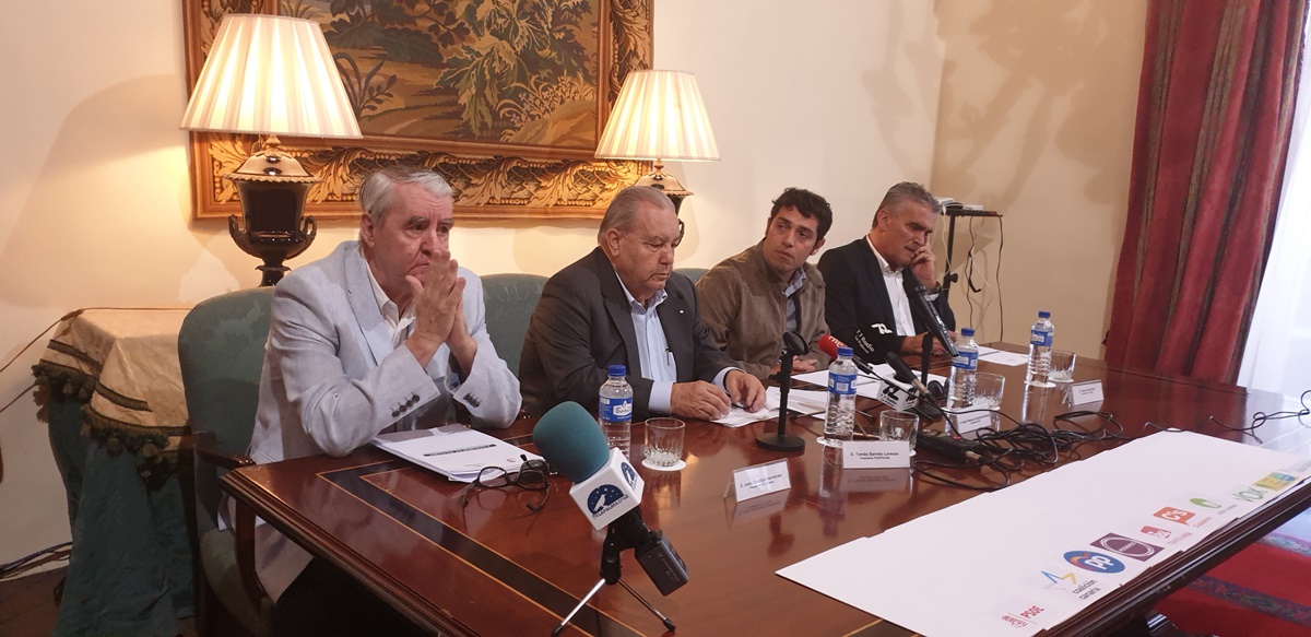 Tomás Barreto y Jorge Zebensui Fernández, presidiendo la mesa, junto a Juan Cristóbal Hernández y a Óscar León. DA