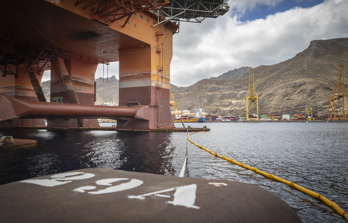 Arriba, Jhon Nestares, responsable del departamento de ingeniería y producción; abajo, imagen de una plataforma en el puerto capitalino. Mario González