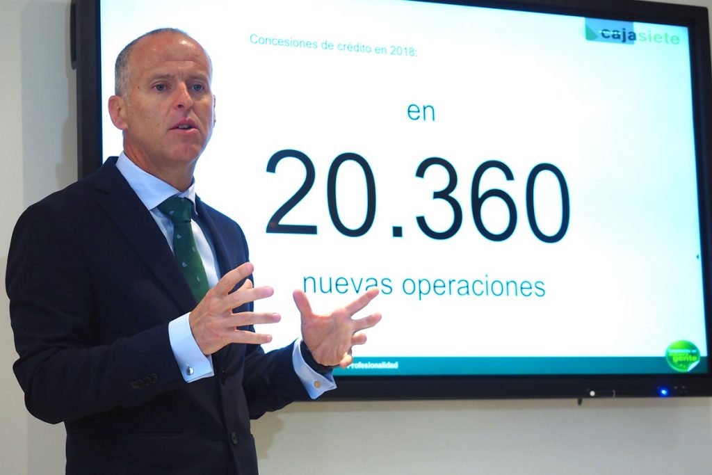 Manuel del Castillo, director general de Cajasiete, ayer durante la presentación de las cuentas. Sergio Méndez
