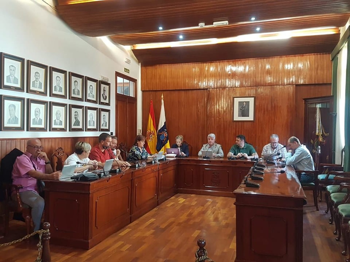 Un momento del pleno celebrado ayer en el Ayuntamiento de Arafo. DA