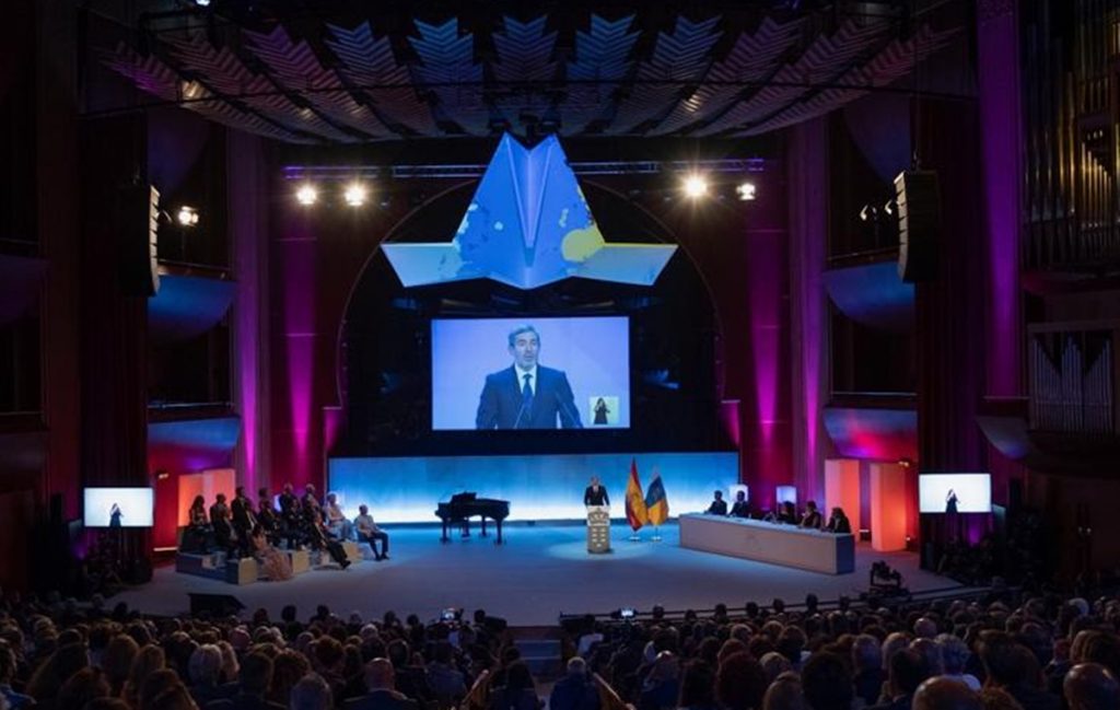 Fernando Clavijo, durante su discurso en el acto institucional del Día de Canarias, en el auditorio Alfredo Kraus. DA