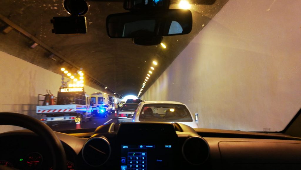 Varias grúas se preparan para despejar el interior de un túnel de la TF-1, ayer en Güímar. Los/as Jardineros/as