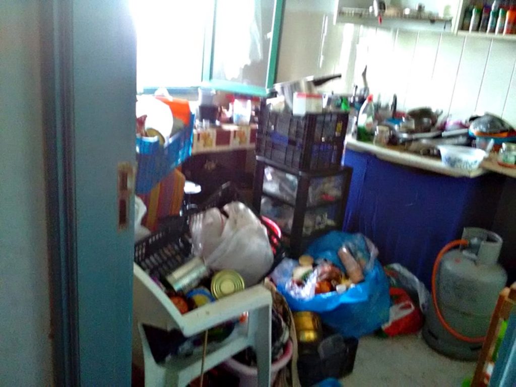 Imagen de la cocina de la vivienda. Todas las estancias de la casa están en similares o peores condiciones. | DA