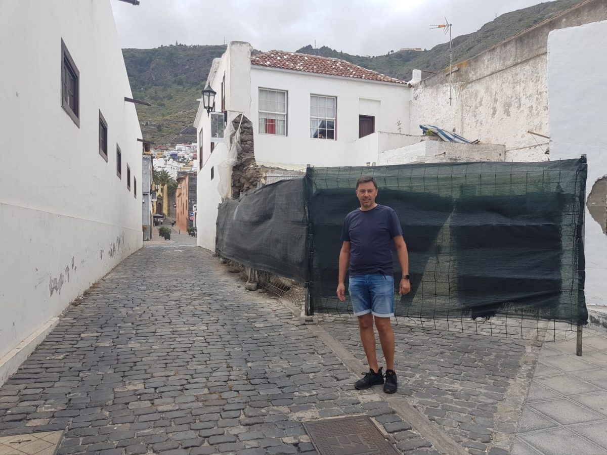 Antonio Acosta muestra los daños que ocasionó en la vivienda familiar el temporal de mar del año pasado. DA