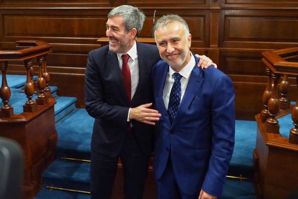 El expresidente de Canarias Fernando Clavijo y su sucesor en el cargo, Ángel Víctor Torres. Sergio Méndez