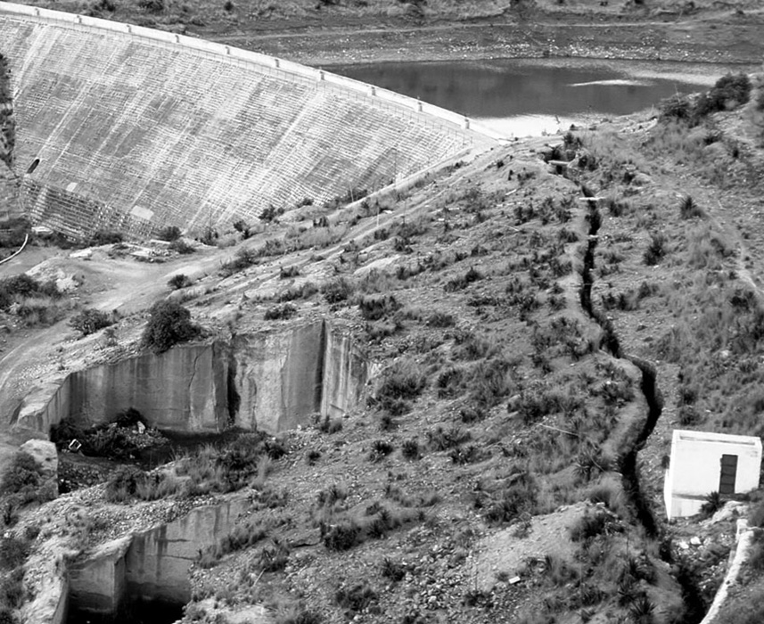 Conducción en roza Presa de San Lorenzo