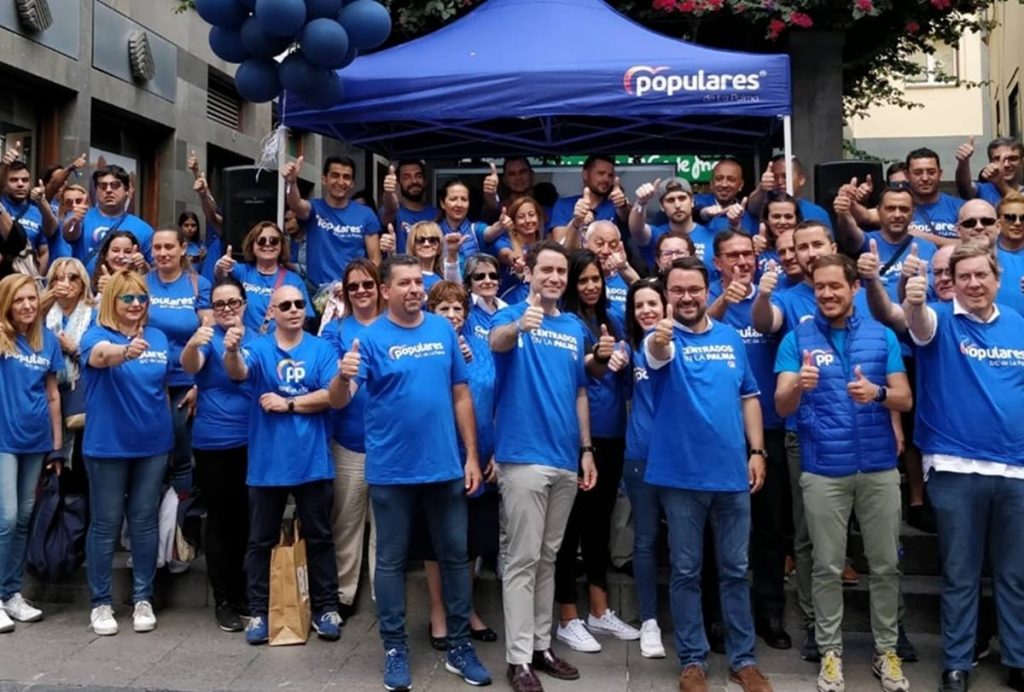 Imagen de García Egea junto a Antona y otros populares palmeros. DA