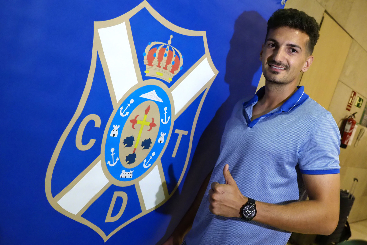Álex Muñoz aterrizó en la noche de ayer en el aeropuerto Tenerife Norte
