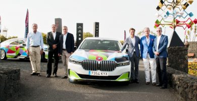 Ocho réplicas del BMW que César Manrique pintó en 1990 se incorporan a la flota de alquiler de Cicar