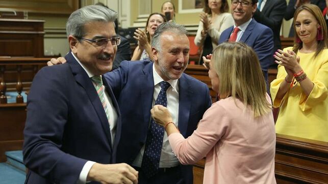 Román Rodríguez y Ángel Víctor Torres, en la investidura de este último como nuevo presidente del Gobierno de Canarias EFE