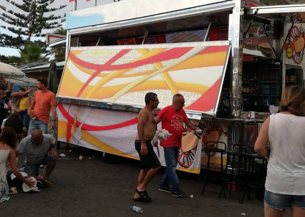 Heridas varias personas tras la caída del techo delantero de un autocar de 'perros calientes' en el Puerto de la Cruz. L@s Jardiner@s