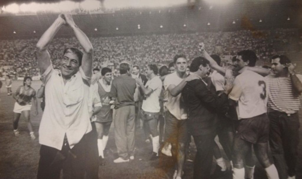 El entrenador del CD Tenerife,Benito Joanet, celebrando el ascenso en el Benito Villamarín. /DA
