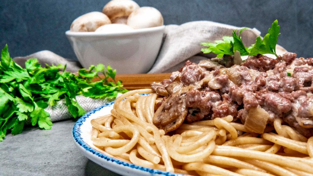 Espaguetis en salsa strogonoff con la receta de María Alcázar e ingredientes de Lidl