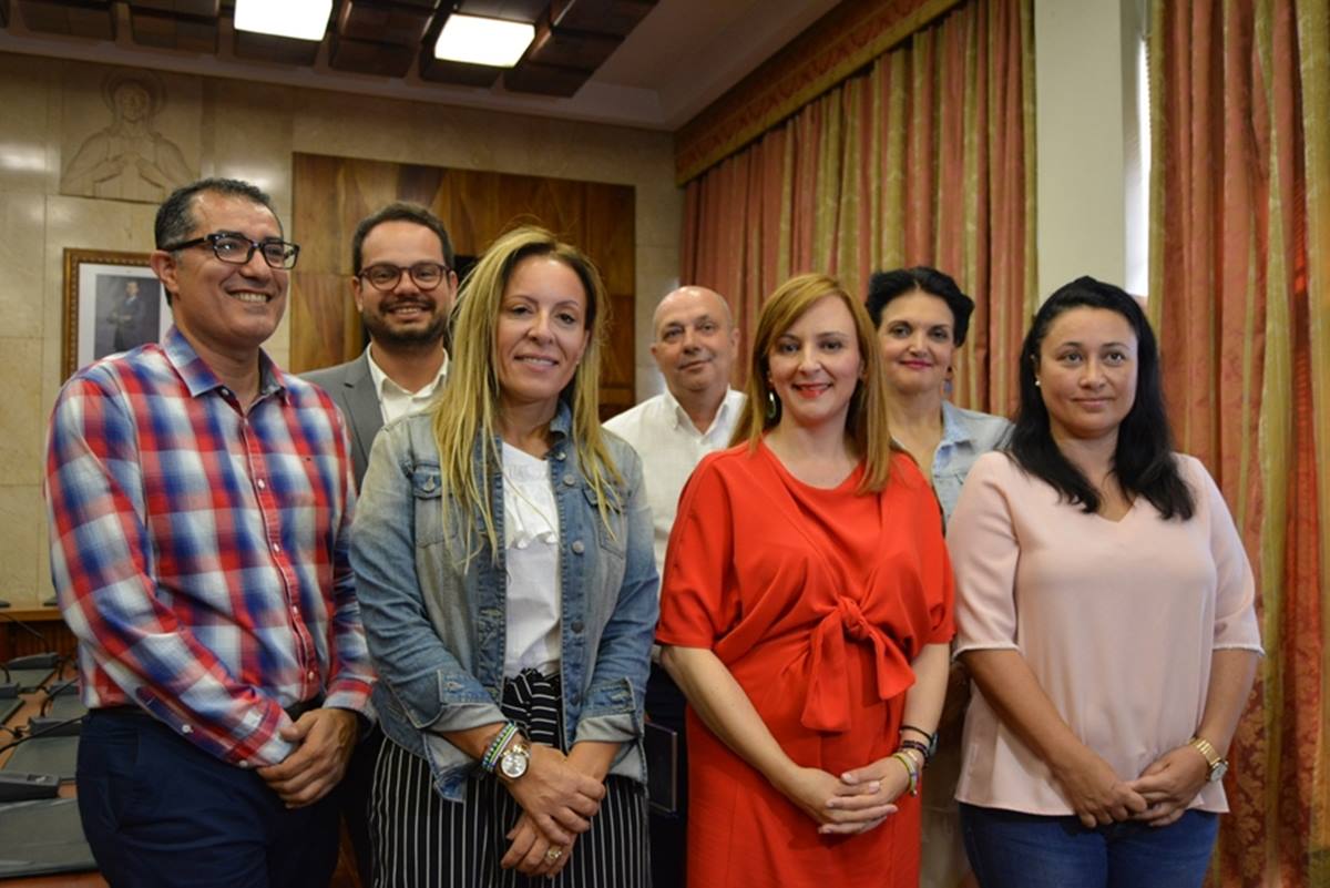 Imagen del grupo de gobierno liderado por Nieves Lady Barreto, ayer, en una comparecencia en el Cabildo. DA