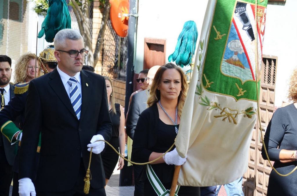 Haridian Martín, la primera mujer en portar el Pendón de Güímar. DA
