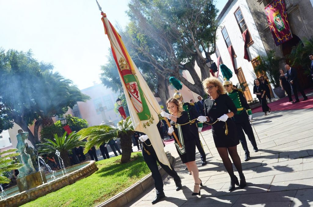 Haridian Martín, la primera mujer en portar el Pendón de Güímar. DA