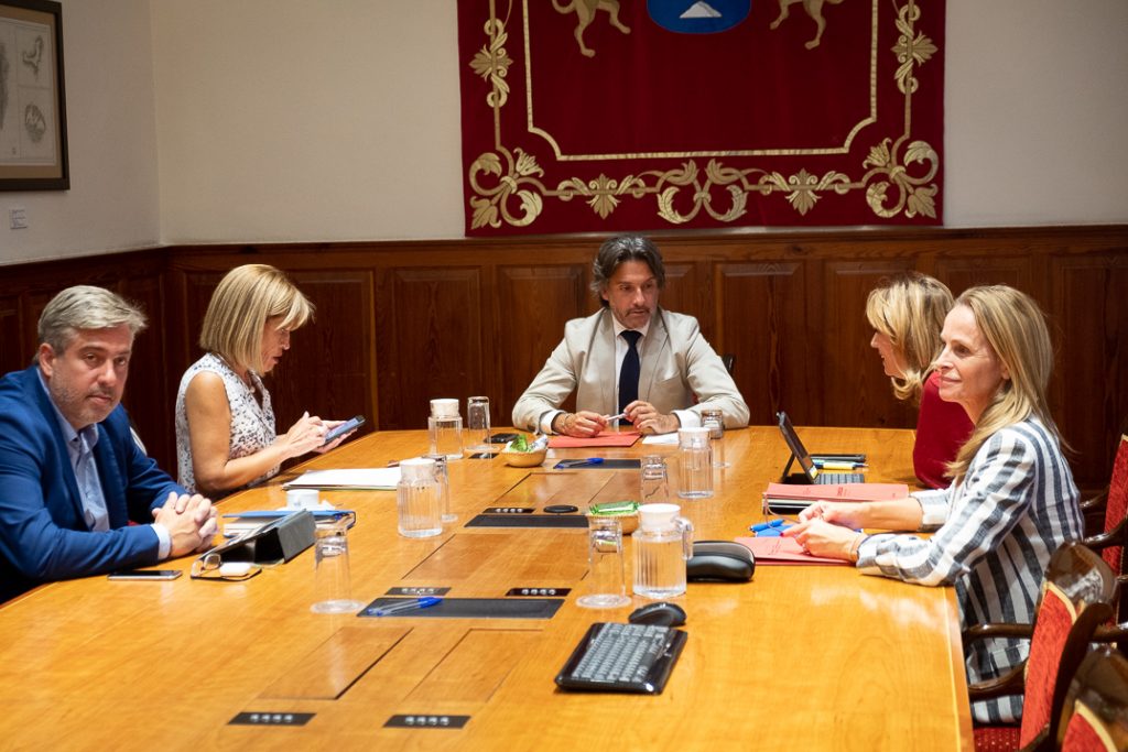La nueva Mesa del Parlamento de Canarias se reunió por primera vez. Fran Pallero