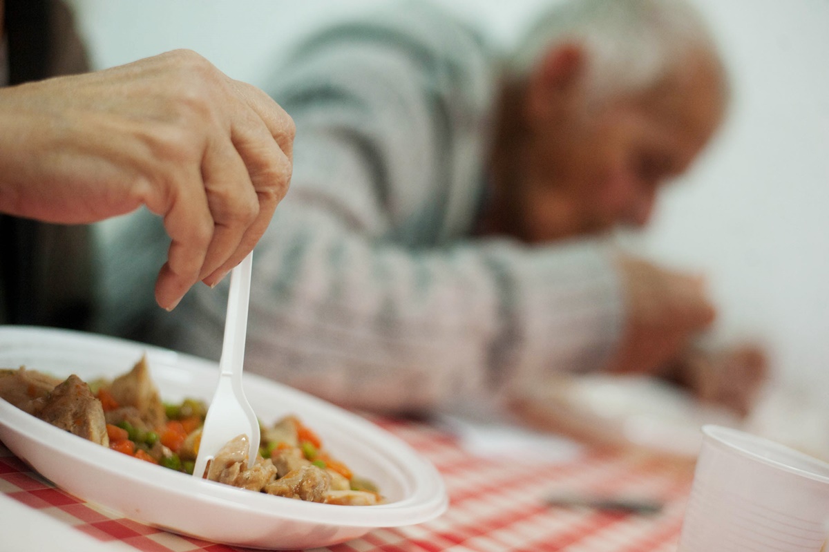 La unidad móvil de emergencia social de Cruz Roja reparte cenas y desayunos cada día en el municipio de Arona, como se aprecia en la imagen inferior. DA