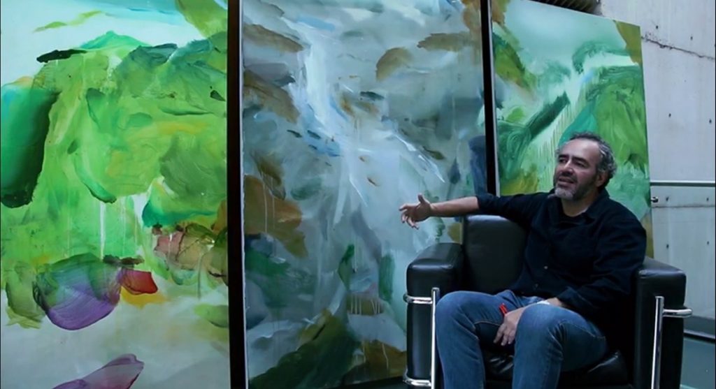 Luis Kerch ante una de sus obras. DA
