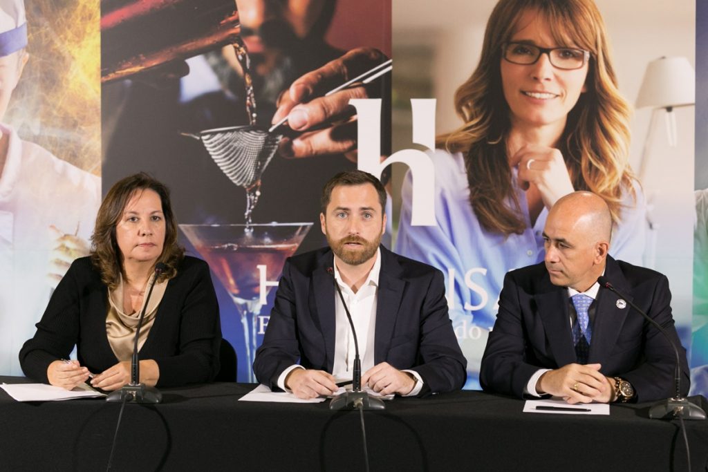 La consejera de educación y el titular de Turismo en funciones (centro), durante la presentación del programa. DA