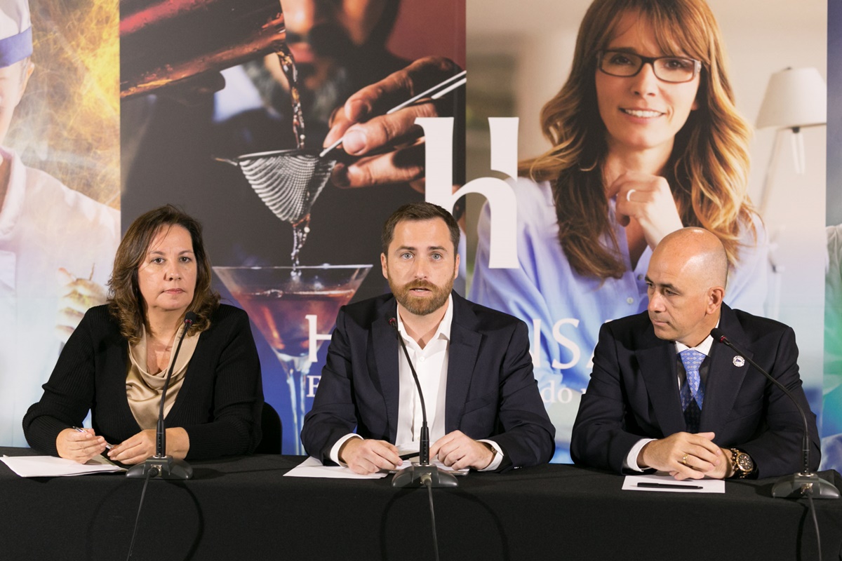 La consejera de educación y el titular de Turismo en funciones (centro), durante la presentación del programa. DA