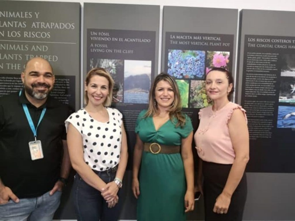 Imagen de la consejera de Turismo con miembros de la revista que promocionará la gastronomía insular. DA