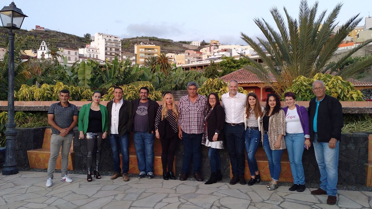 El alcalde de Tazacorte, Juan Miguel Rodríguez (6º izq.), junto a los miembros de su plancha de nueva canarias, que cobrarán más que sus predecesores. DA