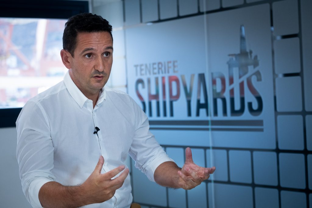 El arquitecto Chus del Real propone que Santa Cruz se abra aún más al mar y a su puerto. Fran Pallero