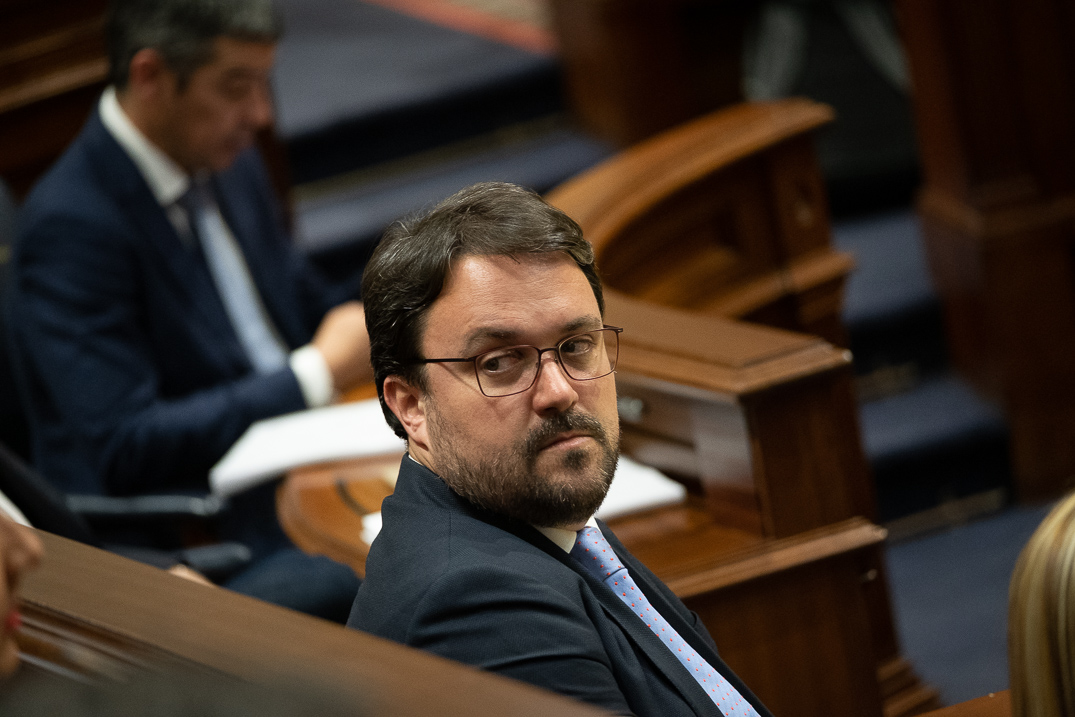 El presidente del PP canario, Asier Antona, durante una sesión parlamentaria. Fran Pallero