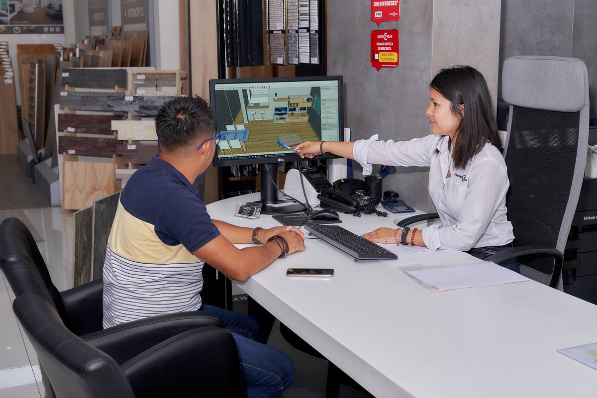 Uno de los empleados del Grupo realiza el diseño de un proyecto con un cliente. J. A. G.